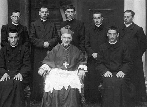 Edoardo Brettoni reggiói püspök papjai körében