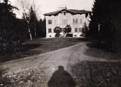 „A görzi, (Gorizia) Via Salcano N0-8. sz. alatti Dreher-villa, amelyben az első harctéri éjszakámat töltöttem Faltay Palival 1916. február 23.-án éjjel. A villa parkjában állt a K.u.K. Feldhaubitzregiment N0-17. 7. ütege beásva tüzelőállásba. A villa lépcsőházának üvegfelülvilágítója már akkor össze volt lőve (a képen látszik a középső oromzat felett). Fényképeztem 1916. febr. 26.-án a 9x12 Görz-Tenax nevű gépemmel, amit később Hegedős Erzsébet, Orelly Bélánénak ajándékoztam 1931-ben nászajándékul.”