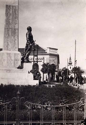 Az első világháború (1914-1918) emlékműve Mezőberényben a községháza előtt. Berény a Békéscsabán állomásozó 101. k. u. k. gyalogezredhez, valamint a nagyváradi 1-es számú huszár, valamint a 19. tüzérezredhez adta a legénységet. A mi egykori kocsisunk, Toldy Mihály is Rohatynnál esett el az 1. Vilmos-huszárok lovasrohamában!