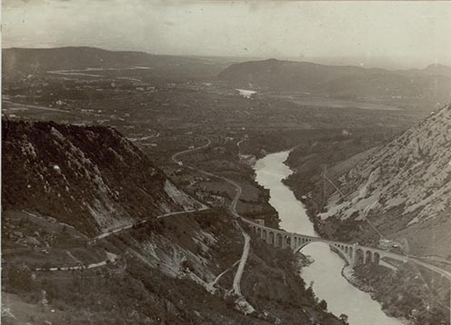 Salcano vasúti hídja, háttérben a Doberdó-fennsík, 1915