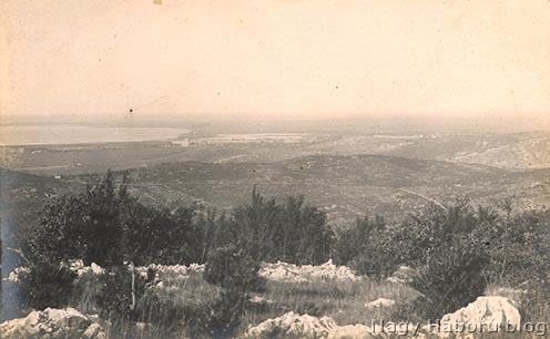 A leírt események helyszíne, a Doberdó-fennsík déli pereme a Hermadáról. A háttérben a tenger és Monfalcone