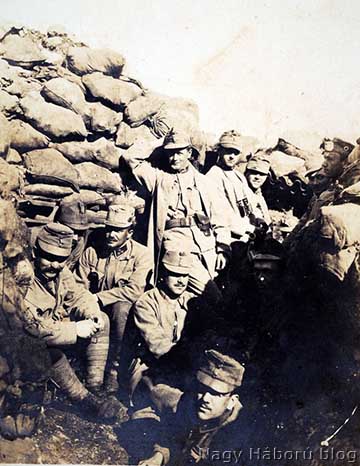 Osztrák–magyar katonák a Doberdón kőből homokzsákokból emelt fal mögött