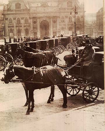 Fiáker állomás az 1910-es években Budapesten a Szent György téren