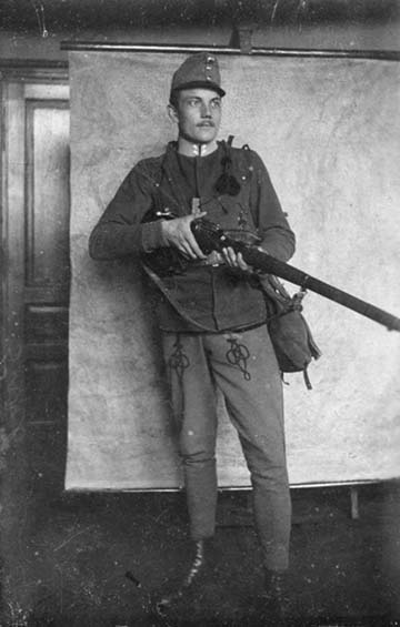 Egy magyar kiegészítésű ezredben szolgáló tizedes még a háború előtt lövészbojttal, amit ügyességi jelvényként a jó céllövő képességéért kapott