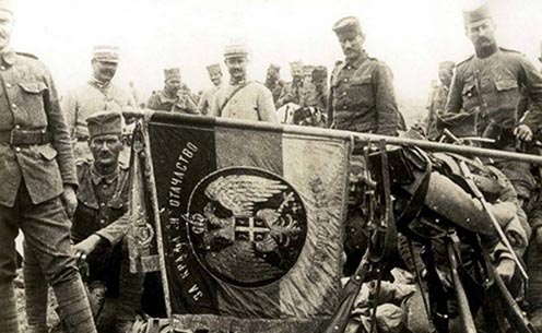 Szerb katonák a háborúban. A zászló felirata: „A királyért és a hazáért!”