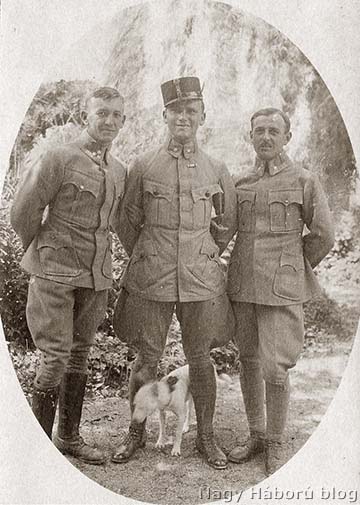 Imre Gábor katonatársaival és a kutyájával