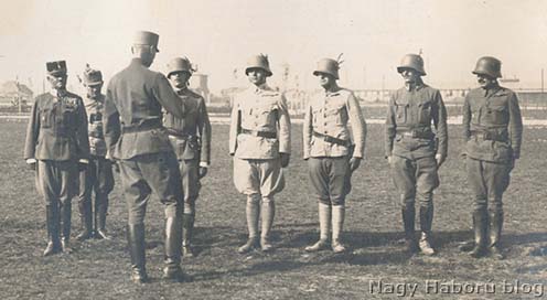 Imre Gábor (középen) és tiszttársainak egy csoportja 1917-ben