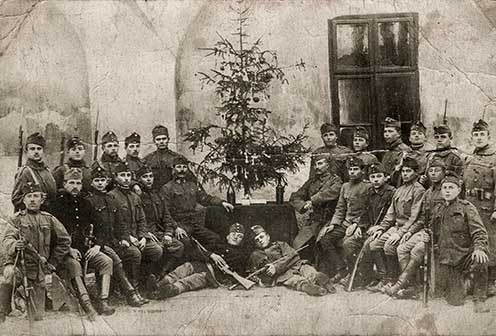A Monarchia egyik lovas alakulatának a katonái a karácsonyt ünneplik