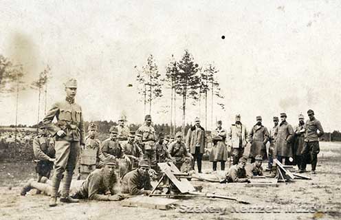 3,7 cm-s gyalogsági ágyú császári és királyi 2. gyalogezred egyik katonájának fényképén