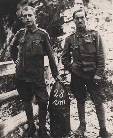 Két katona egy 28-as tüzérségi lövedékkel