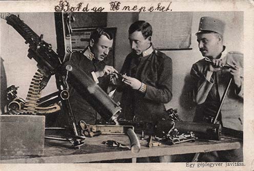 Géppuska javítása egy korabeli képeslapon