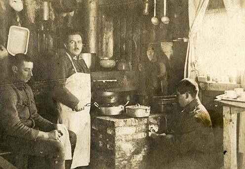 Egy civil házban főzőcskéző katonák valahol a keleti fronton