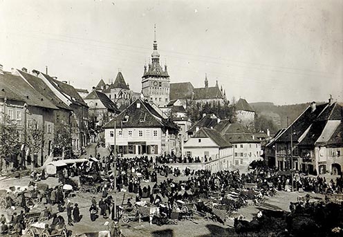 A segesvári Hermann Oberth tér, a háttérben az Óratoronnyal