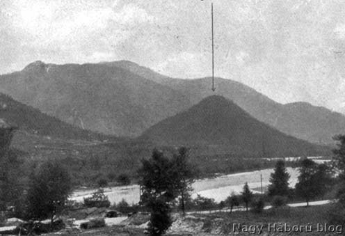 A Schlossberg a háború idején az olasz oldalról nézve, előtte az Isonzó, balra tőle Dolje falu