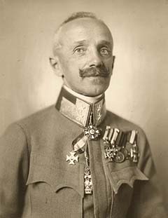 Guido Giacomo Novak Freiherr von Arienti vezérőrnagy (1859, Milánó–1928, Bécs), 1915. november 3-tól 1916. február 29-ig a naplóíró alakulata, a cs. és kir. 50. gyaloghadosztály parancsnoka az olasz fronton. 1915. november 02.– december 20. között betegszabadságon a bécsi helyőrségi kórházban
