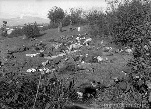 Temetetlen hősi halottak, a háttérben balra dr. Kemény Gyula