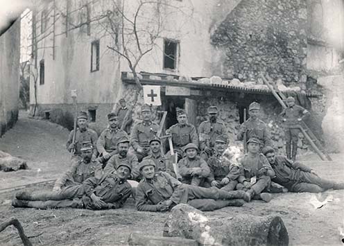 A „munkaerő” – katonák szerszámokkal az elsősegélyhely előtt. A háttérben balra dr. Kemény Gyula