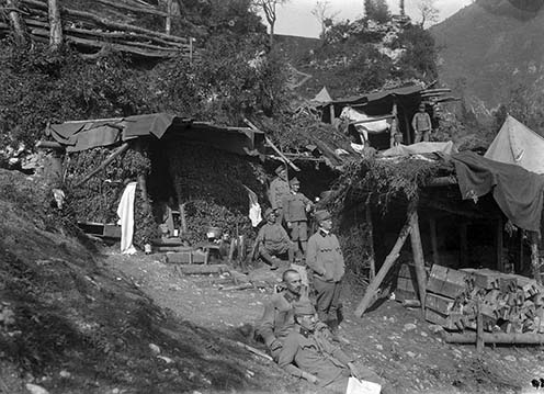 Szálláshely, raktár, istálló a Schlossberg oldalában 1916-ban. A kép közepén dr. Kemény Gyula