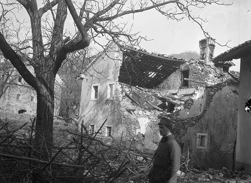 Dr. Kemény Gyula szétlőtt romos házak között Tolmein környékén 1916-ban