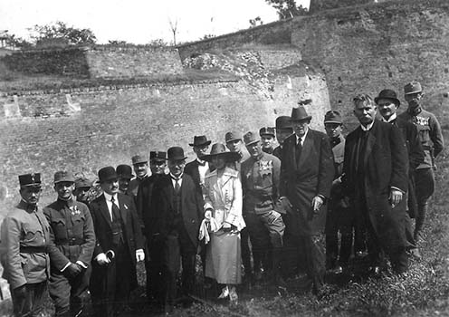 Nagyváradi városi küldöttség látogatása Belgrádban a Kalimegdánnál 1916-ban, talán épp a naplóbejegyzés időszakában. A kép bal szélén dr. Kemény Gyula