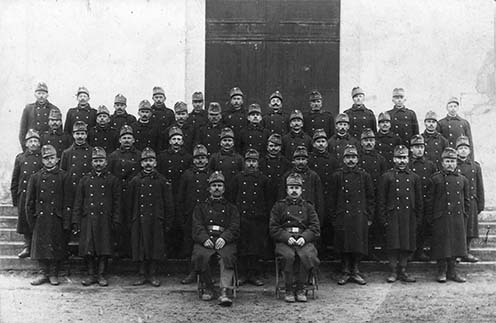 „Feketék” – idősebb, valószínűleg népfelkelő katonák a csukaszürke előtti kékesszürke gyalogsági köpenyben (Kajon Árpád gyűjteményéből)