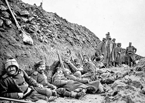 Frissen ásott szerb lövészárok