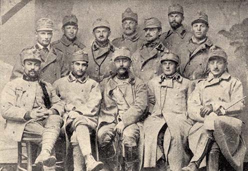 A cs. és kir. kecskeméti 38. gyalogezred kikülönített III. zászlóaljának a tisztikara az 1914 őszi szerbiai hadjárat után. Középen ül Göllei Inselt István százados a zászlóalj parancsnoka, dr. Kemény Gyula barátja