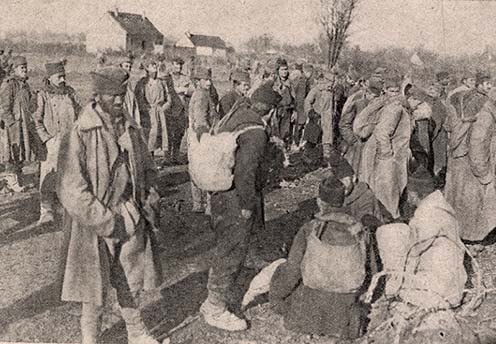 Elszállításra váró szerb hadifoglyok