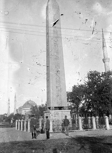 Török és osztrák–magyar katonatisztek Isztambulban a III. Thotmesz fáraó I. Theodosius császár által Egyiptomból ide szállíttatott obeliszkje mellett, a háttérben a Hagia Sophia kupolája