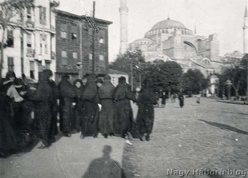 Isztambuli utcarészlet a Hagia Sophia épületével a háttérben. A földön valószínűleg a fotót készítő dr. Kemény Gyula árnyéka látható
