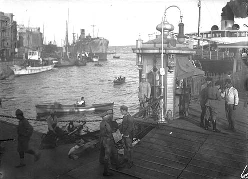 Isztambuli kikötő részlet, a kép közepén a háttérben dr. Kemény Gyula, előtte német katonák, jobbra s balra törökök