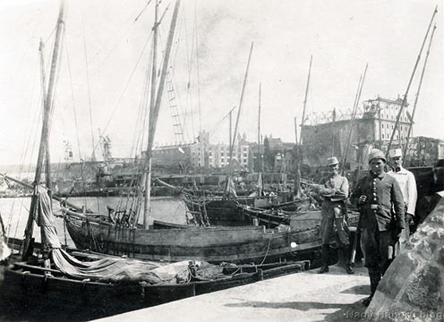 Isztambul Ázsia oldalán a kép hátterében a Hajdár pasa pályaudvar. A fotón elől egy török katona, hátul pedig egy osztrák–magyar katonatiszt társaságában dr. Kemény Gyula látható