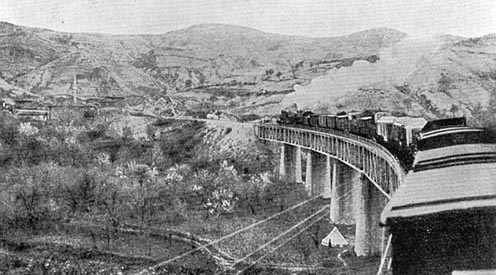 Vonat egy viadukton valahol Anatóliában 1914-ben