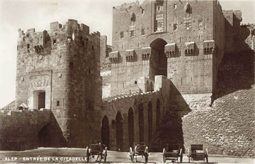 Az aleppói citadella bejárata a XX. század elején