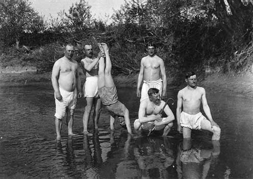 Dr. Kemény Gyula fotóhagyatékában megőrzött, valószínűleg általa készített, fürdőző férfiakat ábrázoló jelöletlen kép, ami elképzelhető, hogy a naplóban említett helyszínen készült