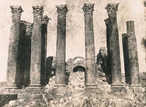 Dr. Kemény Gyula (középen) és a „derék Kolbe állatorvos” Dzseras, az ókori Gerasza Artemisz templomának a romjai előtt 1918. szeptember 26-án délelőtt