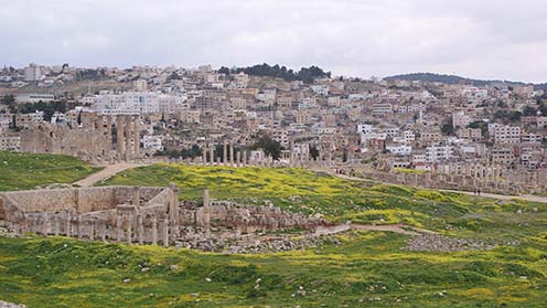 Az ókori Gerasza romjai napjainkban a várossal a háttérben