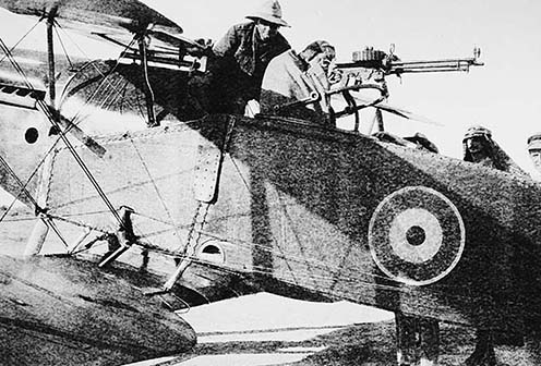 Bristol repülőgép brit pilótája arab lázadóknak mutatja be a fedélzeti géppuska működését