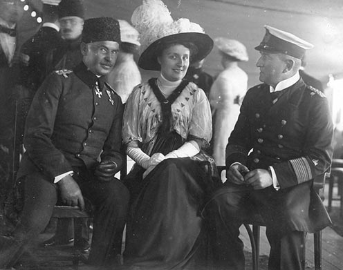 Otto Liman von Sanders (Liman pasa) és az egyik lánya, valamint Wilhelm Anton Theodor Souchon admirális az SMS Goeben fedélzetén az első világháború idején