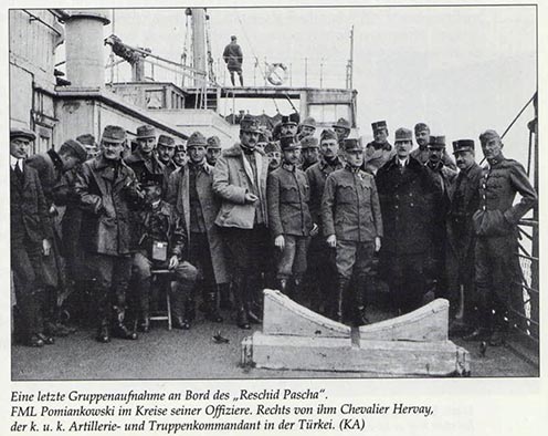 A Resid pasa fedélzetén. Az előtérben, a tisztek között középen Pomiankowski altábornagy
