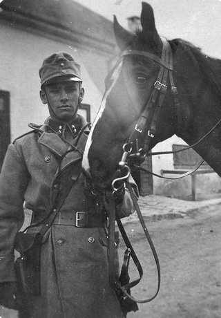 Király iván egyéves önkéntes tüzér tizedesként lovával 1915-ben Érsekújváron