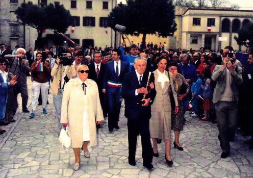 Király Iván Falze di Piavéban kezében a gyertyatartóval az átadási ünnepség alkalmával, mellette a lánya Király Edit