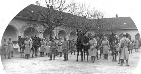 A 4. honvéd tábori ágyúsezred menetszakasza, valószínűleg kivonuláshoz felsorakozva, 1915 áprilisa