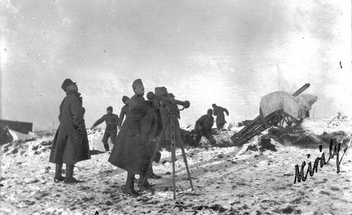 Orosz repülőre tüzelés után mindenki nézi a hatást, a távolságmérőnél Neuhauser Károly hadnagy, 1916. január</br /></a>(Király Iván eredeti képaláírása. Forrás: Király Iván hagyatéka, Király Edit jóvoltából)