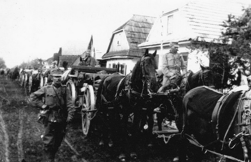 Ütegünk átvonul Sofiewkán, a kép baloldalán látható gyalogos katona Király Iván tisztiszolgája, Kottyán János, 1916. június 6.