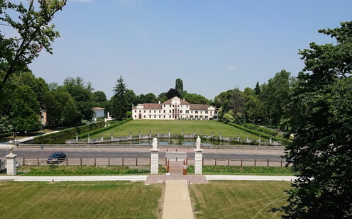 A Villa Toderini 2017-ben a gloriettről fotózva, a felújított épületben jelenleg szálloda működik.