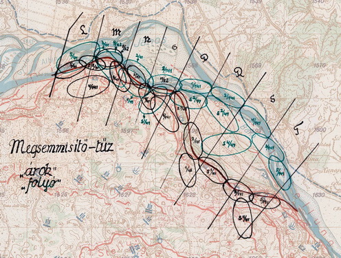 A megsemmisítő tűz „árok” (fekete) és „folyó” (zöld) célkörzetei a tüzércsoportba tartozó ütegeknek. Király Iván vázlata egy korabeli térképre illesztve