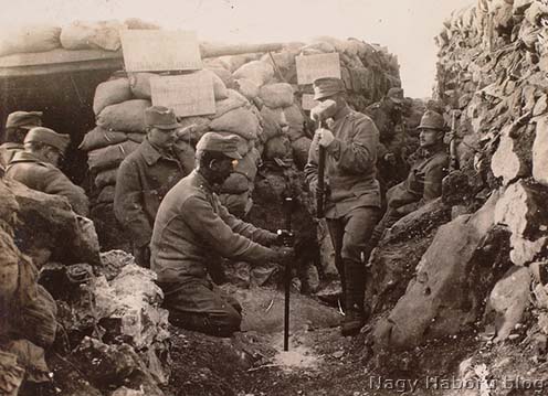 Futóárok mélyítés San Martinó közelében 1916 tavaszán