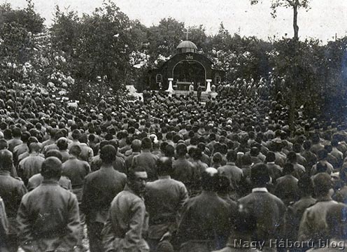 Tábori mise 1916 tavaszán a Segeti táborban a Szent Márton kápolna előtt