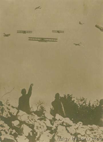 Caproni bombázókat saját gépek támadnak valahol a Komeni-fennsík fölött